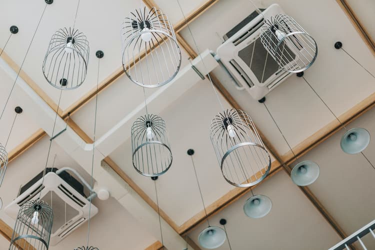 Decoración en restaurantes con lámparas colgantes